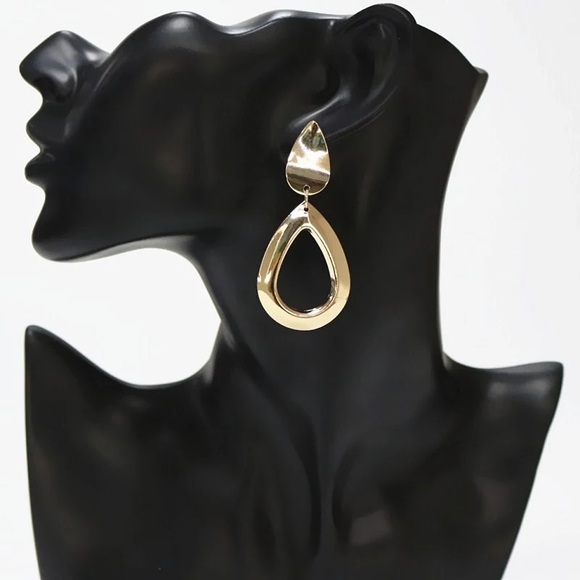 5/$20 ❤️ Gold Teardrop Dangle Earrings - Picture 5 of 6